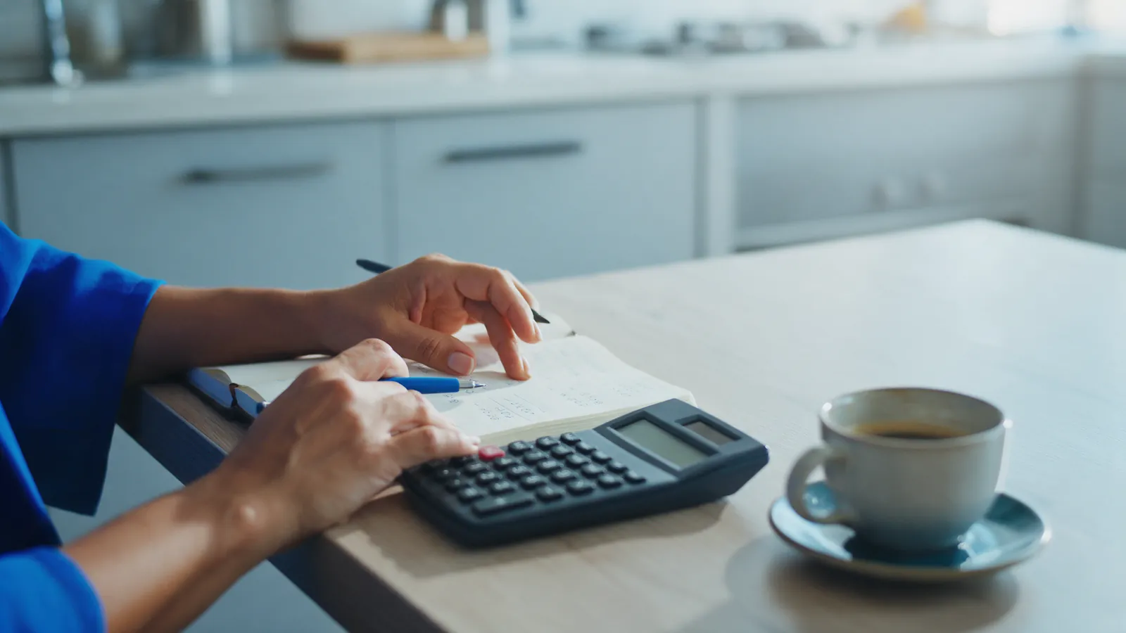 Entrada da carta contemplada: mãos fazem contas com calculadora e caderno