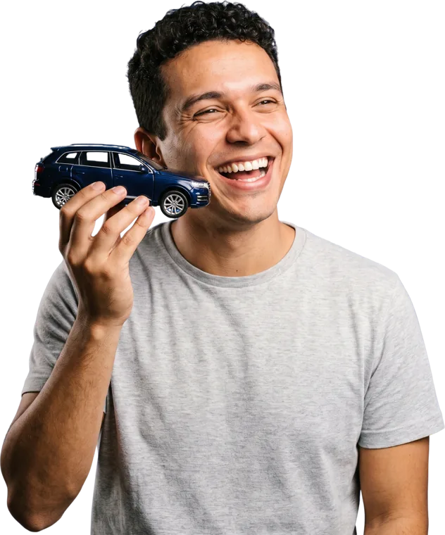 Jovem rindo com a miniatura de um carro
