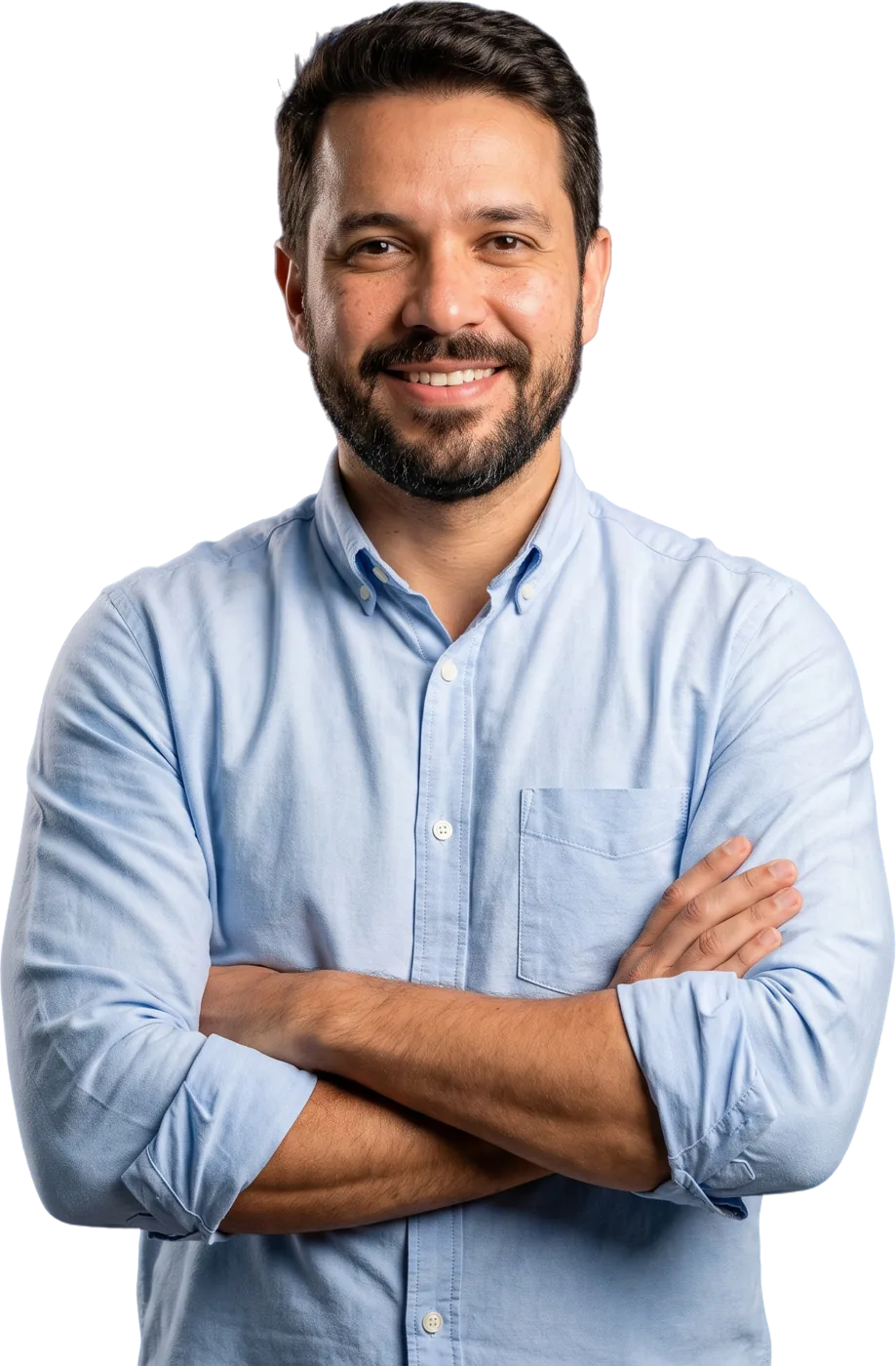 Consultor da Carta Pronta sorrindo de braços cruzados
