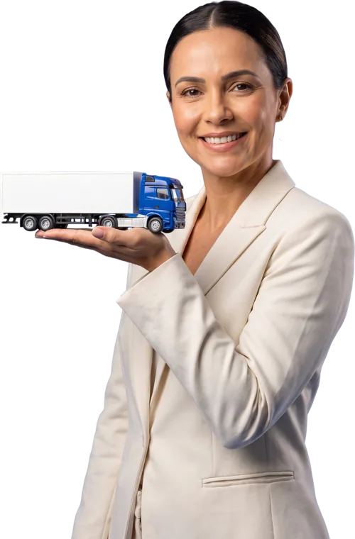 Empresária segurando a miniatura de um caminhão